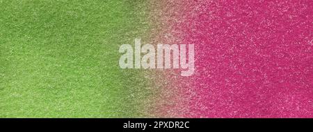 Abstrakte Kunst Hintergrund hell leuchtend grün und lila Farben. Aquarell auf Leinwand mit weichem Magenta-Verlauf. Fragment der Grafik auf Papier w Stockfoto