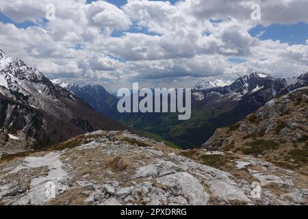 Vom Pass auf der Wanderung Theth nach Valbone, Albanien, können Sie den Blick über die schneebedeckten Gipfel der verfluchten Berge genießen Stockfoto