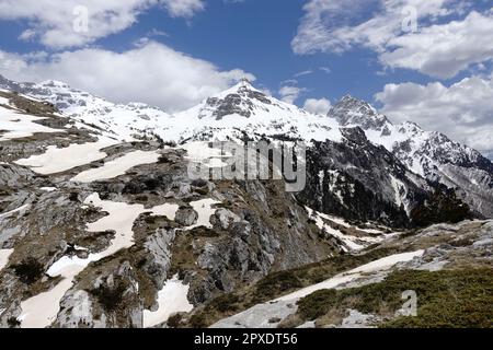 Vom Pass auf der Wanderung Theth nach Valbone, Albanien, können Sie den Blick über die schneebedeckten Gipfel der verfluchten Berge genießen Stockfoto