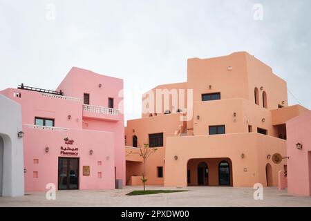 Doha, Katar - 2023. April: Umbau des alten Hafens von Doha in das Einkaufsviertel Mina mit lokaler traditioneller, farbenfroher Architektur Stockfoto
