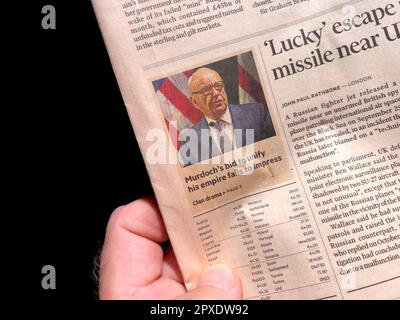 Paris, Frankreich - 21. Okt. 2022: Eine Zeitungsseite der Financial Times, auf der aktuelle Nachrichten über Politik und Wirtschaft in Europa beschrieben werden. Rupert Murdoch, ein wichtiger Teil des britischen Medienimperiums, wollte sein Imperium vereinen Stockfoto