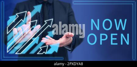 Inspiration mit dem Schild Jetzt geöffnet, Internetkonzept Tür oder Fenster nicht geschlossen oder gesperrt lassen Stockfoto