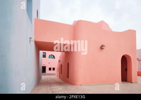 Doha, Katar - 2023. April: Umbau des alten Hafens von Doha in das Einkaufsviertel Mina mit lokaler traditioneller, farbenfroher Architektur Stockfoto