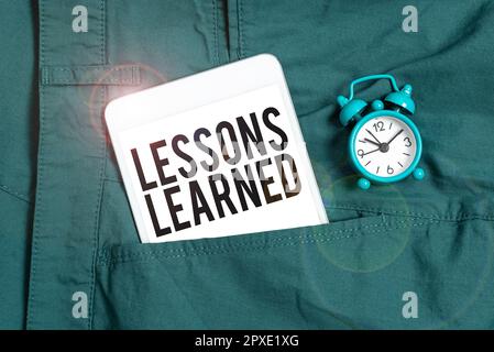 Konzeptionelle Beschriftung Lektionen Gelernte Lektionen, Geschäftsübersicht fördern den Austausch und die Nutzung von aus Erfahrungen gewonnenem Wissen Stockfoto