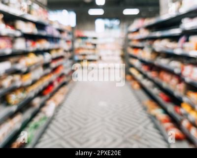 Abstrakte verschwommene Supermarkt Gang mit bunten Regale als Hintergrund Stockfoto