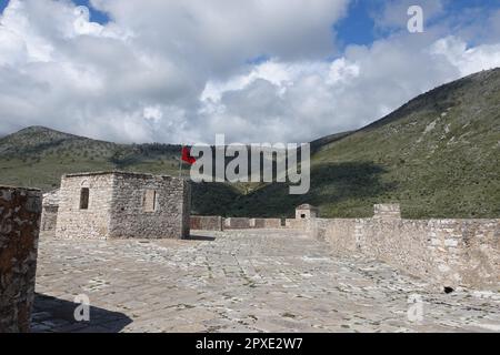 Blick auf den Gipfel des Ali Pasha Schlosses in Porto Palermo, Albanien Stockfoto