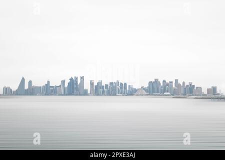 Doha, Katar - 2023. April: Panoramablick auf die Wolkenkratzer von Doha. Die futuristische Skyline des Finanzhandelsviertels in Katar am Horizont Stockfoto