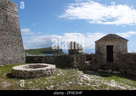 Blick auf den Gipfel des Ali Pasha Schlosses in Porto Palermo, Albanien Stockfoto