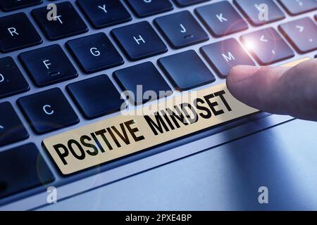 Handschriftlicher Text positive Einstellung, mentale und emotionale Einstellung des Internetkonzepts, die auf die positive Seite ausgerichtet ist Stockfoto