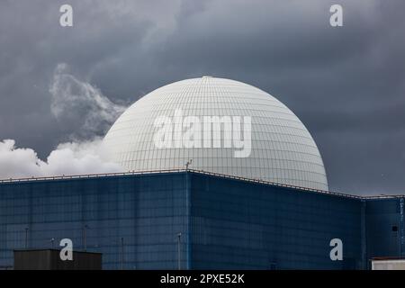 Blick auf die Kuppel des Kernreaktors Sizewell B am Standort des anstehenden Kraftwerks Sizewell C. Suffolk, Großbritannien Stockfoto