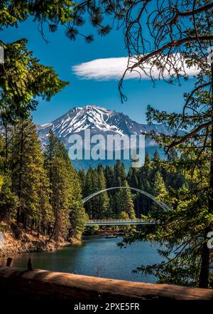 Die Fußgängerbrücke Wagon Creek in Siskia County, Kalifornien, ist mit majestätischen Bergen im Hintergrund ein atemberaubendes Bild Stockfoto