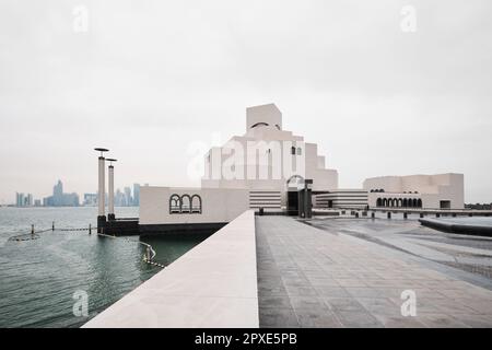 Doha, Katar - April 2023: Das berühmte Museum für islamische Kunst, das vom Architekten I. M. Pei entworfen wurde, befindet sich an der Corniche von Doha Stockfoto