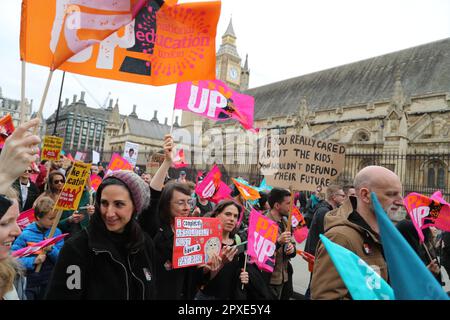 London, Großbritannien. 2. Mai 2023. Streikende Lehrer und Unterstützer demonstrieren in Westminster für mehr Finanzierung und höhere Bezahlung. Kredit: Uwe Deffner/Alamy Live News Stockfoto