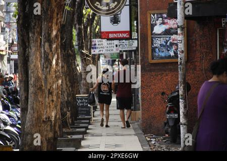 Die Atmosphäre rund um Kuta, Bali, das wichtigste Touristenziel in Indonesien. Stockfoto