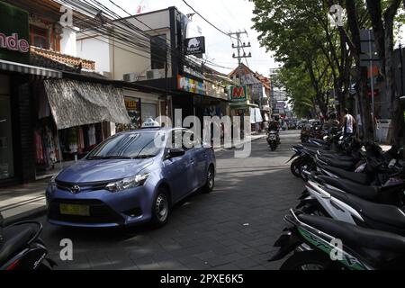 Die Atmosphäre rund um Kuta, Bali, das wichtigste Touristenziel in Indonesien. Stockfoto