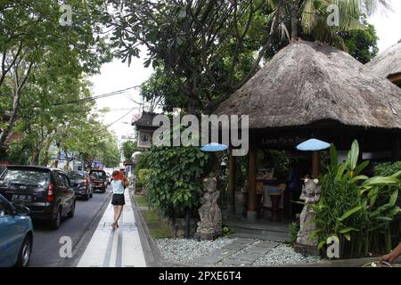 Die Atmosphäre rund um Kuta, Bali, das wichtigste Touristenziel in Indonesien. Stockfoto