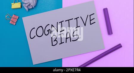 Schrift mit Textanzeige kognitive Voreingenommenheit, Wort für psychologische Behandlung psychischer Störungen Stockfoto