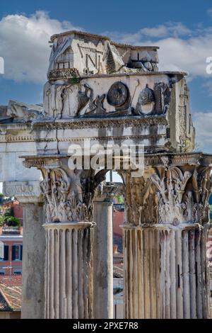 Forum Romanum, Blick auf die Ruinen mehrerer wichtiger antiker Gebäude, Überreste des Vespasian- und Titus-Tempels und des Saturn-Tempels, Rom, Italien Stockfoto