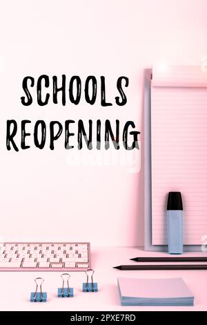 Schreiben mit Text die Wiedereröffnung von Schulen, in den Unterricht geschriebenes Wort ist für den Abschluss des Schultages vorbei Stockfoto