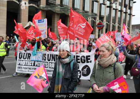 London, Großbritannien. 2. Mai 2023. Streikende Lehrer und Unterstützer demonstrieren in Westminster für mehr Finanzierung und höhere Bezahlung. Kredit: Uwe Deffner/Alamy Live News Stockfoto