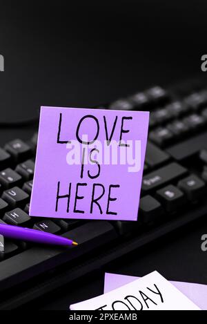 Text, der Inspiration Love is here zeigt, ein Wort geschrieben auf Romantic Feeling lovely Emotion positive Expression Care Joy Stockfoto