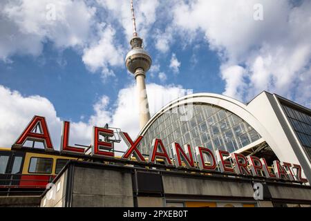 Bahnhof Alexanderplatz und Fernsehturm, Berlin, Deutschland. Bahnhof Alexanderplatz und Fernsehturm, Berlin, Deutschland. Stockfoto