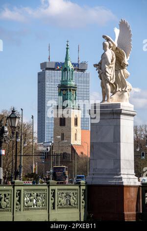 Statuen auf der Palastbrücke, Blick auf St. Marienkirche in der Karl-Liebknecht Straße und Parkinn Hotel am Alexanderplatz, Bezirk Mitte, Berlin, Ger Stockfoto