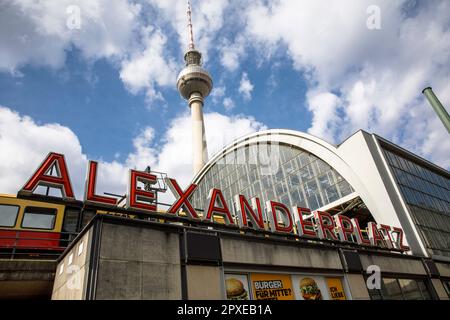 Bahnhof Alexanderplatz und Fernsehturm, Berlin, Deutschland. Bahnhof Alexanderplatz und Fernsehturm, Berlin, Deutschland. Stockfoto