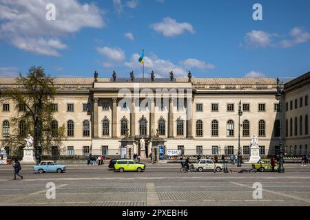 Hauptgebäude der Humboldt-Universität am Boulevard unter den Linden, Trabant Cars, Bezirk Mitte, Berlin. Hauptgebaeude der Humboldt- Stockfoto