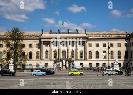 Hauptgebäude der Humboldt-Universität am Boulevard unter den Linden, Trabant Cars, Bezirk Mitte, Berlin. Hauptgebaeude der Humboldt- Stockfoto