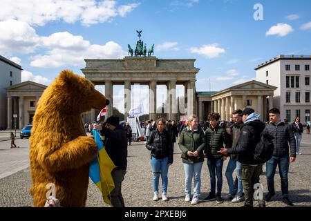 Touristen und Berliner Bären mit ukrainischer Flagge auf dem Pariser Platz vor dem Brandenburger Tor, Berlin. Touristen und Berliner Baer mit ukrainisc Stockfoto