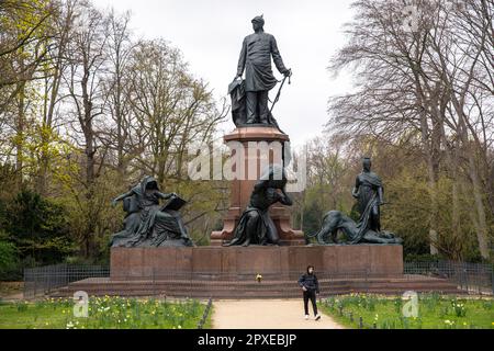 Bismarck-Nationaldenkmal im Großen Tiergarten, das dem ersten deutschen Bundeskanzler Otto von Bismarck, Berlin, gedenkt. Bismarck-Nation Stockfoto