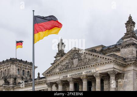 Reichstagsgebäude mit deutschen Flaggen auf dem Platz der Republik, Sitz des Deutschen Bundestages, Berlin. Reichstagsgebaeude mit Deutschlandfa Stockfoto