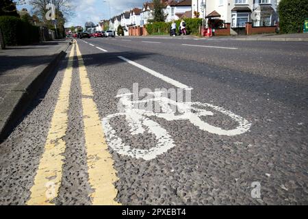 Fahrradspur und doppelte gelbe Linien auf der oberen lisburn Road südlich von belfast nordirland uk Stockfoto