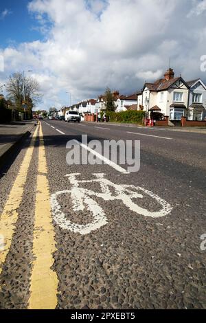 Fahrradspur und doppelte gelbe Linien auf der oberen lisburn Road südlich von belfast nordirland uk Stockfoto