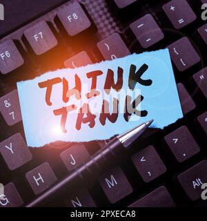 Handschriftlicher Text Think Tank, Wort geschrieben über „Denken an innovative wertvolle Lösungen erfolgreiche Ideen“ Stockfoto