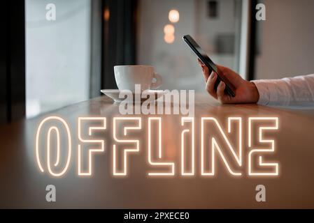 Handschriftliches Schild Offline, Business Idea hat keine direkte Verbindung zu einem Computer oder externen Netzwerk Stockfoto