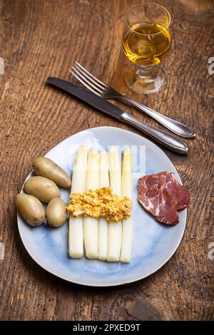 Weißer Spargel auf blauem Teller Stockfoto