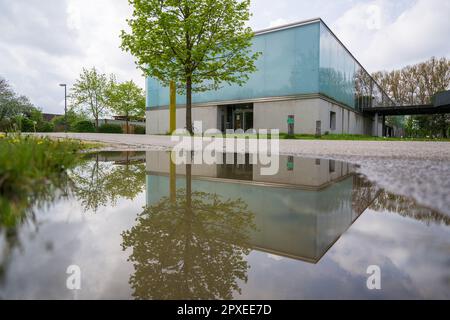 Manching, Deutschland. 02. Mai 2023. Das keltisch-römische Museum Manching spiegelt sich in einer Pfütze wider. Das Museum mit seiner Dauerausstellung ist nach dem Diebstahl des Goldschatzes wieder geöffnet. Kredit: Peter Kneffel/dpa/Alamy Live News Stockfoto