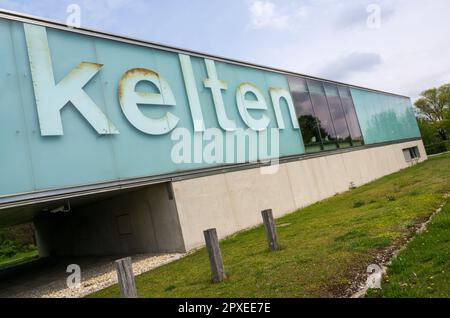 Manching, Deutschland. 02. Mai 2023. Die Fassade des keltisch-römischen Museums Manching. Das Museum mit seiner Dauerausstellung ist nun nach dem Diebstahl des Goldschatzes wieder geöffnet. Kredit: Peter Kneffel/dpa/Alamy Live News Stockfoto