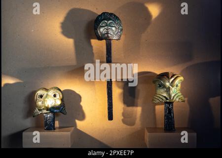 Manching, Deutschland. 02. Mai 2023. Ausstellungen mit Kopfmotiven werden in den Showcases des Manching Celtic Roman Museum gezeigt. Das Museum mit seiner Dauerausstellung ist nun nach dem Diebstahl des Goldschatzes wieder geöffnet. Kredit: Peter Kneffel/dpa/Alamy Live News Stockfoto