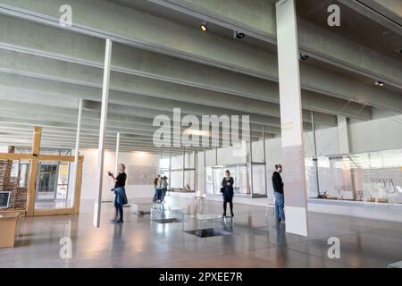 Manching, Deutschland. 02. Mai 2023. Besucher gehen durch die Räume des keltischen Römischen Museums Manching. Das Museum mit seiner Dauerausstellung ist nun nach dem Diebstahl des Goldschatzes wieder geöffnet. Kredit: Peter Kneffel/dpa/Alamy Live News Stockfoto