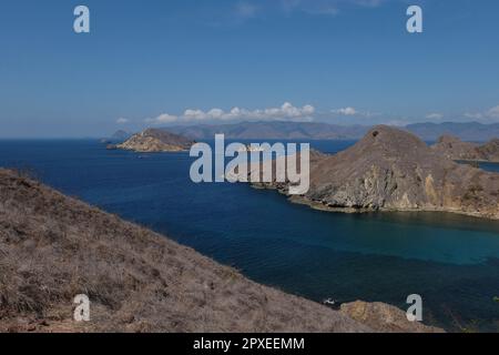 Touristen, die Padar Island in Labuan Bajo während der Trockenzeit besuchen, ein Ort mit einem einzigartigen Blick auf die Insel ist der Veranstaltungsort für die 2023 ASEAN Su Stockfoto