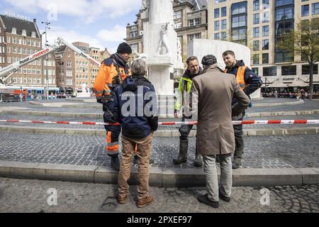 Amsterdam, Niederlande. 02. Mai 2023. AMSTERDAM - ein Mitarbeiter des städtischen Reinigungsdienstes sprüht im Vorfeld des Gedenktags das Nationaldenkmal sauber. Traditionell findet die nationale Gedenkfeier auf dem Damplein statt. ANP DINGENA MOL netherlands Out - belgium Out Credit: ANP/Alamy Live News Stockfoto