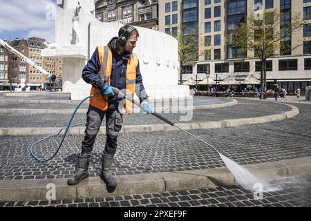 Amsterdam, Niederlande. 02. Mai 2023. AMSTERDAM - ein Mitarbeiter des städtischen Reinigungsdienstes sprüht im Vorfeld des Gedenktags das Nationaldenkmal sauber. Traditionell findet die nationale Gedenkfeier auf dem Damplein statt. ANP DINGENA MOL netherlands Out - belgium Out Credit: ANP/Alamy Live News Stockfoto