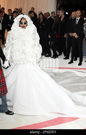 New York, Usa. 02. Mai 2023. Rihanna nimmt am 01. Mai 2023 im Metropolitan Museum of Art in New York City an der 2023 Met Gala Teil und feiert „Karl Lagerfeld: A Line of Beauty“. Foto von DNphotography/ABACAPRESS.COM Kredit: Abaca Press/Alamy Live News Stockfoto
