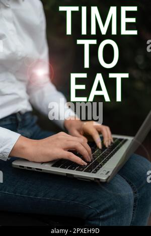 Schreiben mit Text Essenszeit, Wort geschrieben über den richtigen Moment, um eine Mahlzeit zu genießen Mittagessen Abendessen gutes Essen hungernd Stockfoto