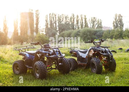 Geländefahrt mit Quad oder ATV und UTV-Fahrzeugen Stockfoto