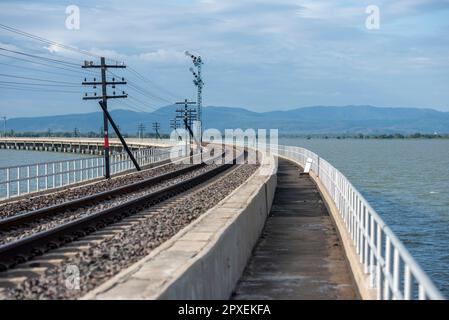 Die Zugbrücke des Rot-Fai-Loi-Nam-Zuges oder die schwimmende Zuglinie am Pa-Sak-Jolasid-Staudamm in der Nähe der Stadt Lopburi in der Provinz Lopburi Stockfoto