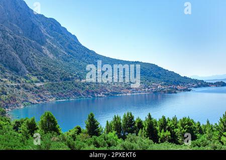 Stadt am Fuße der Berge in Kroatien. Stockfoto
